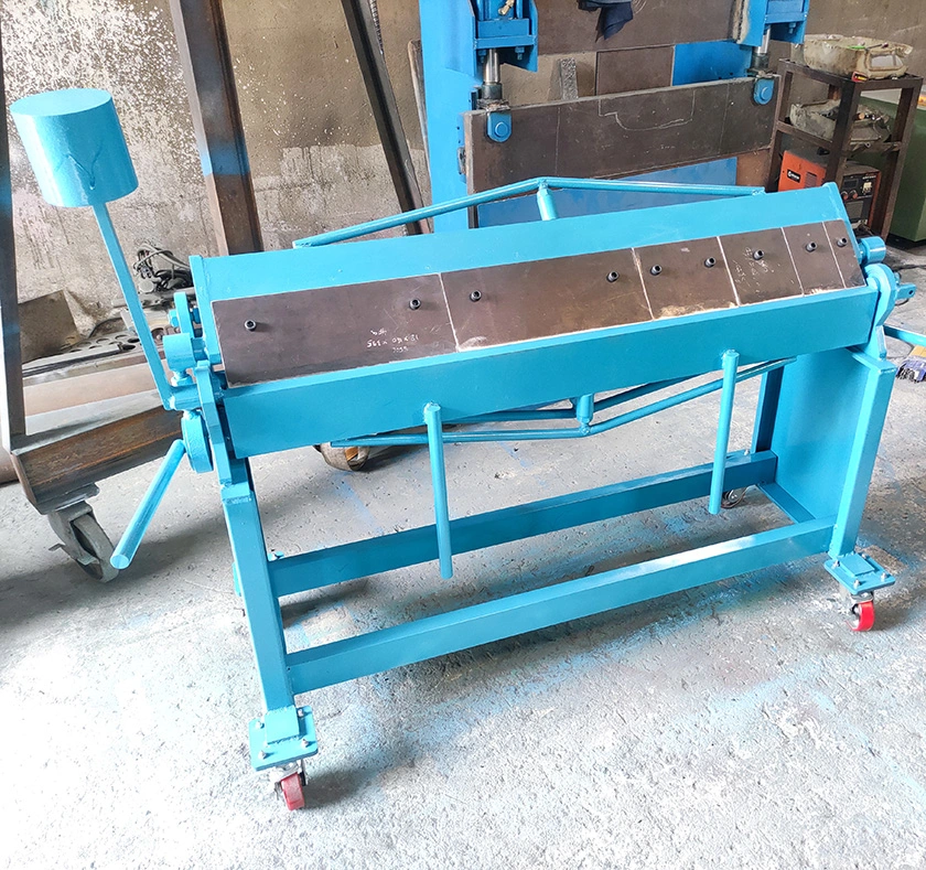 Máy chấn tôn bằng tay khi chấn sản phẩm máng