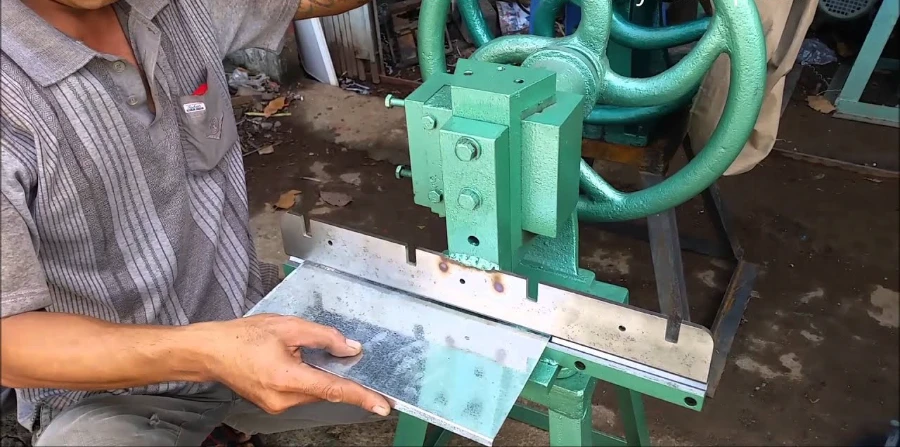 Một số ưu điểm của máy chấn tôn bằng tay