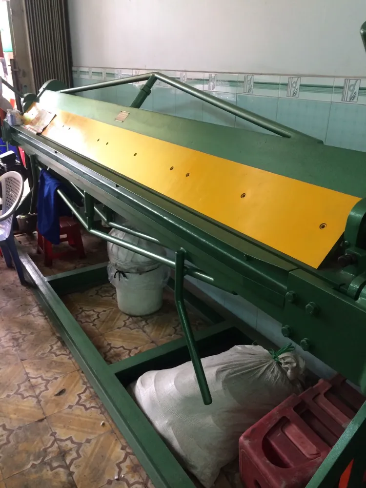 Máy chấn tôn bằng tay trong 1 xưởng sản xuất đồ dân dụng