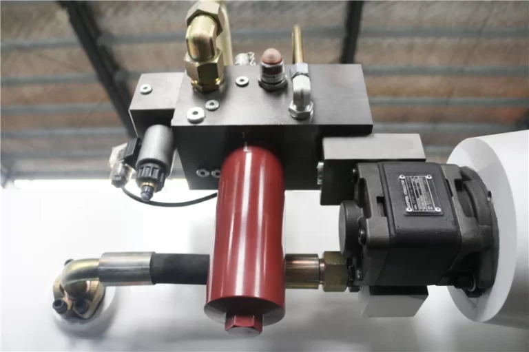 Hệ thống xi lanh thuỷ lực cho máy chấn tôn thuỷ lực 200 tấn mạnh mẽ, hiệu quả.