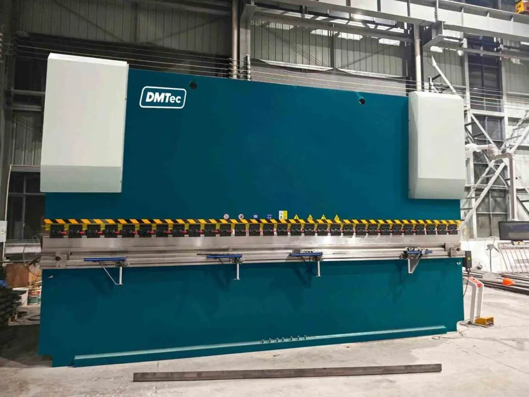 Siêu phẩm máy chấn tôn thuỷ lực 200 Tấn – bước nhảy vọt về công nghệ cho xưởng cơ khí quy mô lớn.