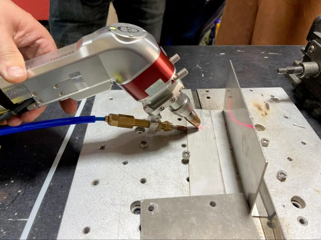 Máy hàn cắt laser fiber 2 đầu – Tối ưu hàn ngấu và cắt kim loại mỏng tại chỗ