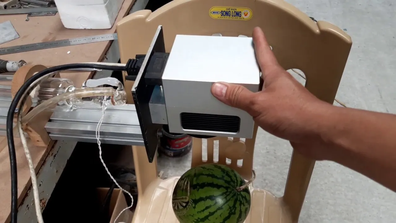 Máy khắc laser dưa hấu ứng dụng trong quà tặng Tết cao cấp