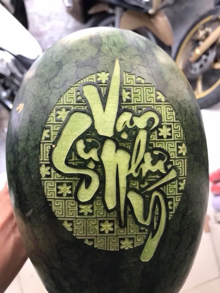 Máy khắc laser dưa hấu khắc họa tiết trang trí theo yêu cầu