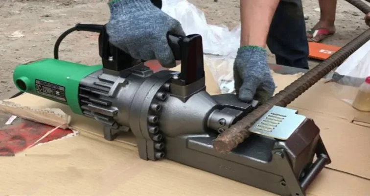 Máy cắt sắt cầm tay thủy lực cắt thép nhanh gọn, lực cắt mạnh, đường cắt dứt khoát, hạn chế bavia