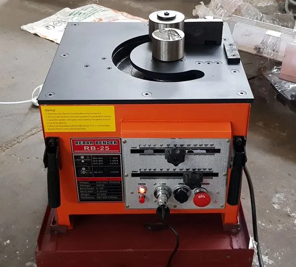 Máy cắt uốn sắt thủy lực cấu tạo gồm hệ thống thủy lực (bơm, xi lanh, thùng dầu, van điều khiển), động cơ, khung máy, và bộ phận làm việc