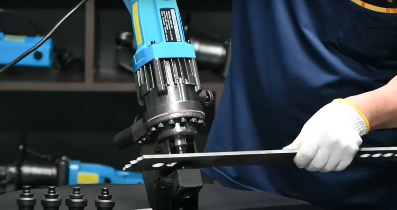 Khi đột lỗ trên máy đột lỗ thủy lực, lưu ý lựa chọn tool đột phù hợp với vật liệu