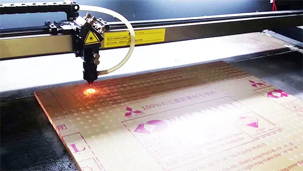 Đầu cắt của máy cắt khắc laser CO2 6040 đang cắt tấm mica acrylic dày với đường cắt bóng mịn Đầu cắt của máy cắt khắc laser CO2 6040 đang cắt tấm mica acrylic dày với đường cắt bóng mịn
