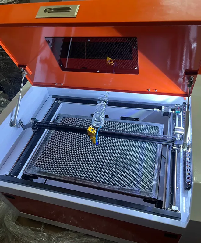 Không gian bên trong máy cắt khắc laser CO2 6040 trang bị bàn cắt tổ ong và hệ thống ray dẫn hướng Không gian bên trong máy cắt khắc laser CO2 6040 trang bị bàn cắt tổ ong và hệ thống ray dẫn hướng