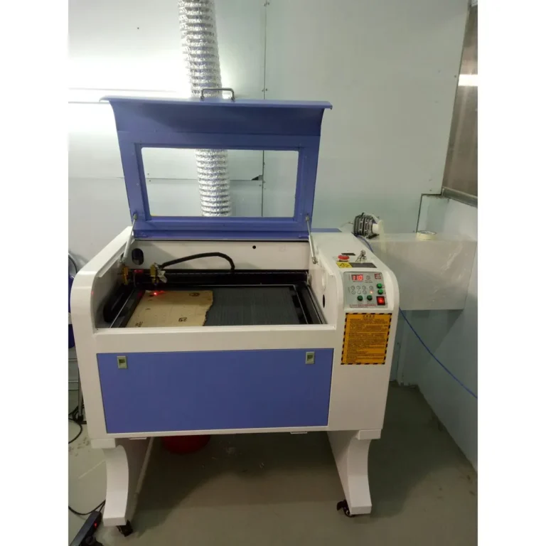 Máy cắt khắc laser CO2 6040 được lắp đặt hoàn thiện với hệ thống ống thông gió bạc tại xưởng sản xuất Máy cắt khắc laser CO2 6040 được lắp đặt hoàn thiện với hệ thống ống thông gió bạc tại xưởng sản xuất