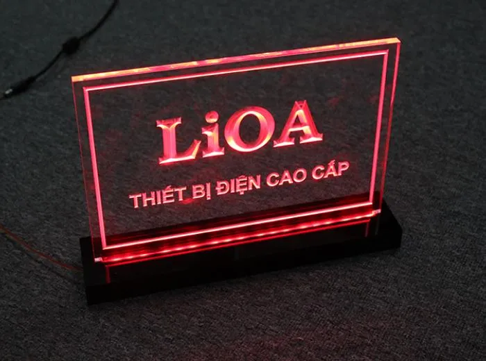 Tấm biển quảng cáo được khắc chữ bằng máy khắc laser Tấm biển quảng cáo được khắc chữ bằng máy khắc laser