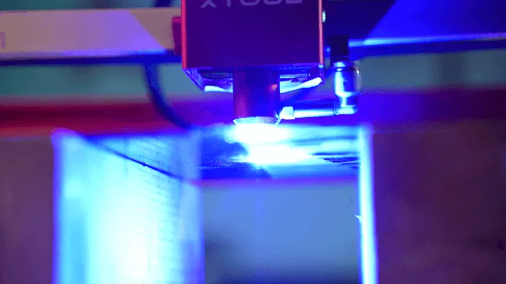 Cắt kính bằng waterjet – không sinh nhiệt nhưng tốc độ chậm Cắt kính bằng waterjet – không sinh nhiệt nhưng tốc độ chậm