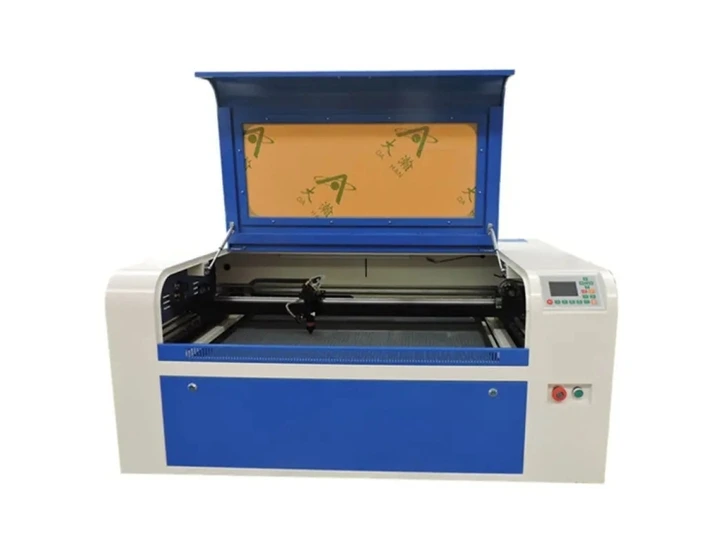 Hệ thống máy cắt laser mini đang bế cuộn tem nhãn tự động cực kỳ chính xác nhờ công nghệ của máy cắt laser decal Hệ thống máy cắt laser mini đang bế cuộn tem nhãn tự động cực kỳ chính xác nhờ công nghệ của máy cắt laser decal