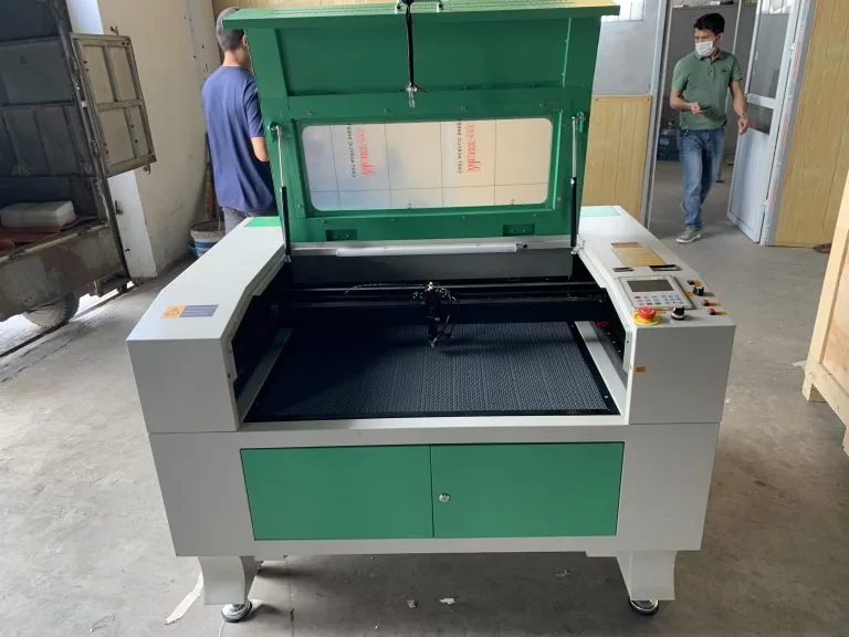 Thiết kế hiện đại của dòng máy cắt laser decal khổ nhỏ chuyên dụng cho các văn phòng và xưởng in ấn quảng cáo quy mô vừa Thiết kế hiện đại của dòng máy cắt laser decal khổ nhỏ chuyên dụng cho các văn phòng và xưởng in ấn quảng cáo quy mô vừa