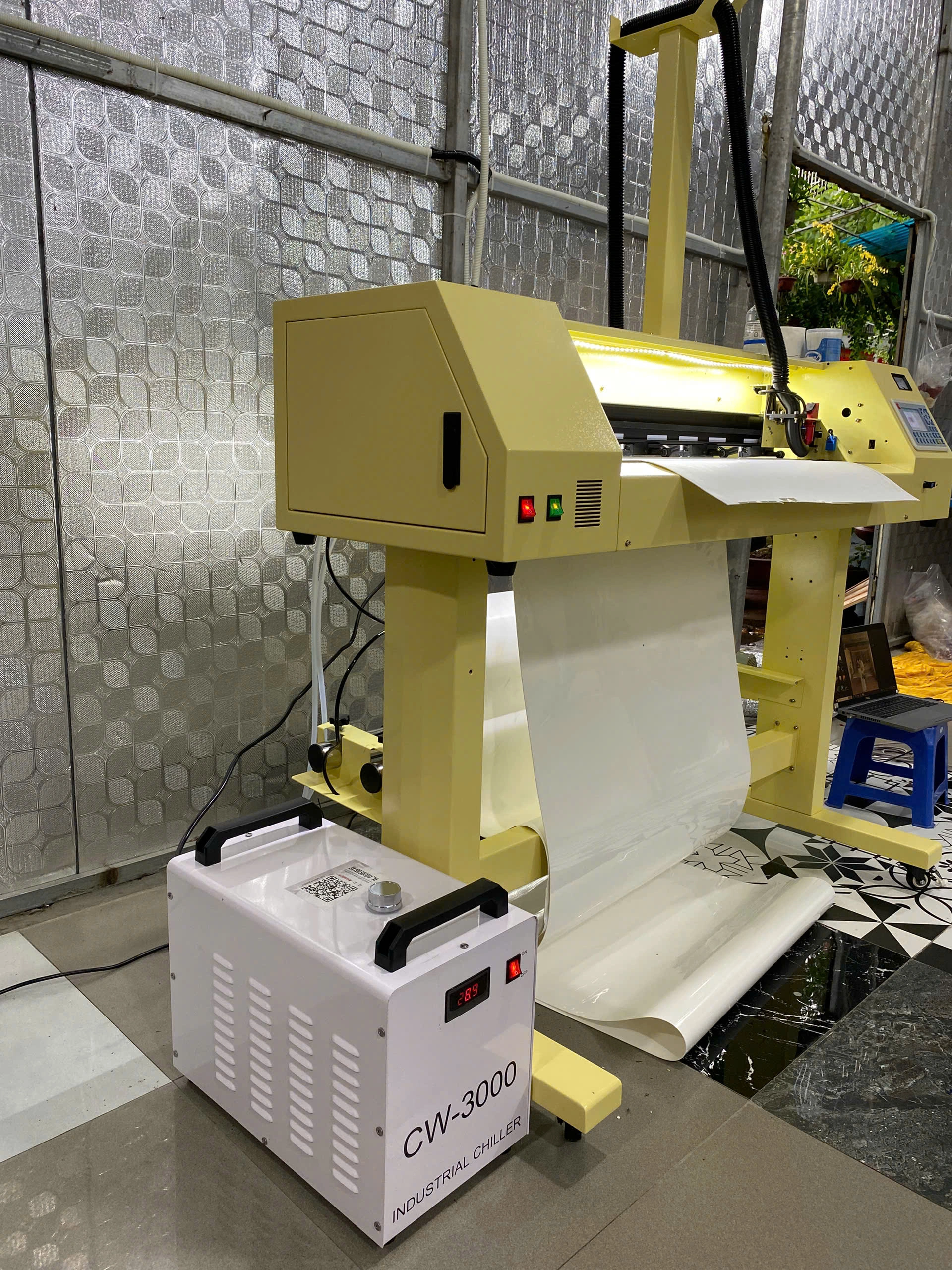 Vận hành mượt mà và tối ưu năng suất gia công tem nhãn sticker số lượng lớn với dòng máy cắt laser decal tự động hóa Vận hành mượt mà và tối ưu năng suất gia công tem nhãn sticker số lượng lớn với dòng máy cắt laser decal tự động hóa